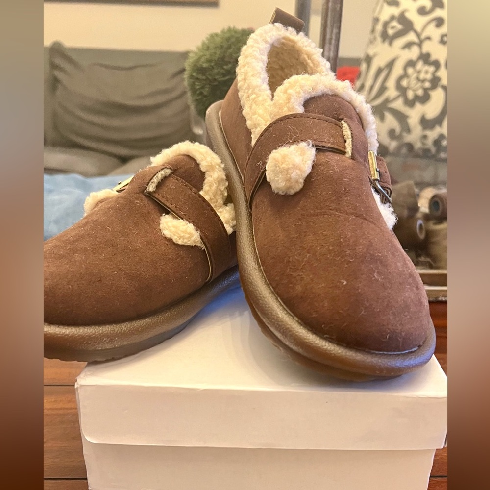 Women’s size 8 (39) leather/suede shoes with Sherpa lining.